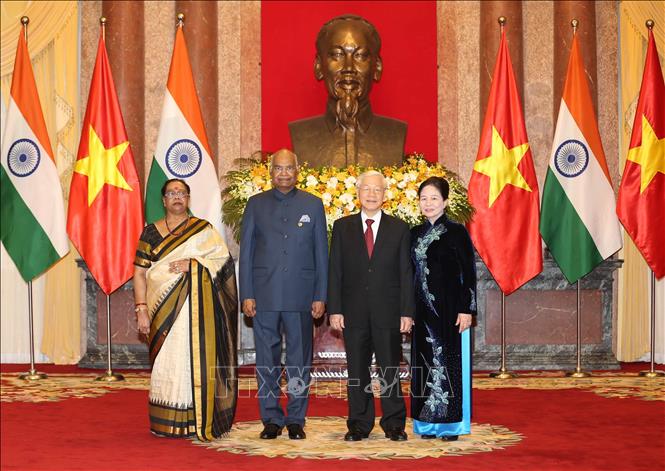 Photo: Party General Secretary, President Nguyen Phu Trong (2nd R) and his spouse (R) pose for a group photo with President of India Ram Nath Kovind (2nd L) and his spouse. VNA Photo: Trí Dũng