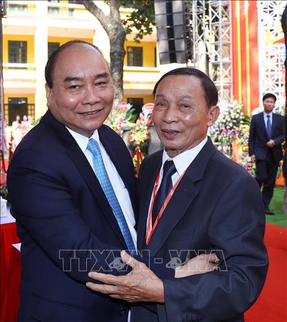 Trong ảnh: Thủ tướng Nguyễn Xuân Phúc với cựu giáo viên Trường THPT Đa Phúc. Ảnh: Thống Nhất – TTXVN