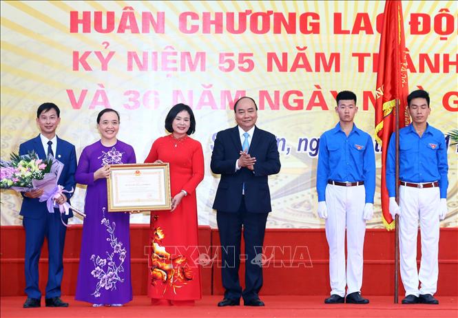 Trong ảnh: Thủ tướng Nguyễn Xuân Phúc trao tặng Huân chương Lao động hạng Nhì của Chủ tịch nước cho Trường THPT Đa Phúc. Ảnh: Thống Nhất – TTXVN
