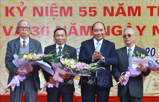 Trong ảnh: Thủ tướng Nguyễn Xuân Phúc tặng hoa chúc mừng các cựu giáo viên của Trường THPT Đa Phúc. Ảnh: Thống Nhất – TTXVN