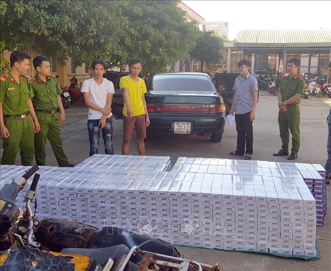 Lực lượng CSGT Công an tỉnh Bình Định phát hiện và bắt giữ xe ô tô vận chuyển 1250 cây thuốc lá lậu trên quốc lộ 19. Ảnh: Nguyên Linh-TTXVN