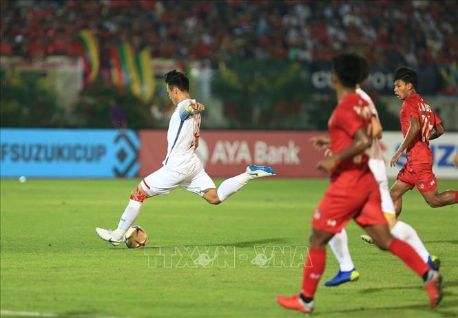 Trong ảnh: Pha dứt điểm của Quế Ngọc Hải (số 3) - một trong các cầu thủ thi đấu hay nhất của đội tuyển Việt Nam trong trận đấu này. Ảnh: Trọng Đạt - TTXVN