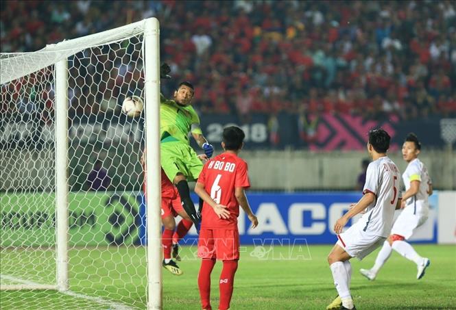 Trong ảnh: Thủ môn Kyaw Zin Htet đã nhiều lần cứu thua cho đội chủ nhà Myanmar. Ảnh: Trọng Đạt - TTXVN