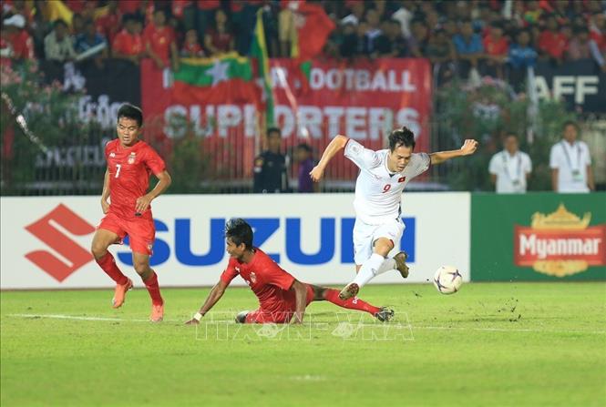 Trong ảnh: Văn Toàn (số 9) đã chơi đầy nỗ lực khi vào sân từ băng ghế dự bị nhưng vẫn không thể tạo bước ngoặt của trận đấu. Đáng tiếc nhất là tình huống đưa bóng vào lưới Myanmar ở phút 81 nhưng không được trọng tài công nhận vì cho rằng cầu thủ này ở vào thế việt vị. Ảnh: Trọng Đạt - TTXVN