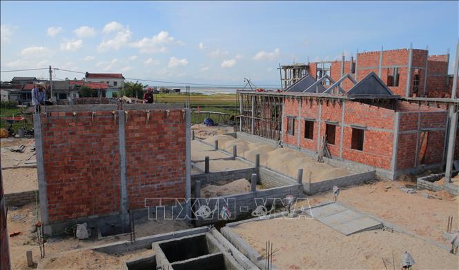 Trong ảnh: Nhà ở đang xây dựng trong khu tái định cư vùng bị ảnh hưởng thiên tai thôn 8, xã Điền Hải. Ảnh: Hồ Cầu-TTXVN