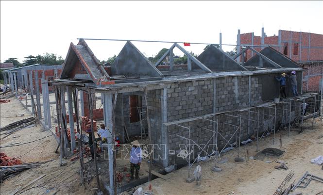 Trong ảnh: Nhà ở đang xây dựng trong khu tái định cư vùng bị ảnh hưởng thiên tai thôn 8, xã Điền Hải. Ảnh: Hồ Cầu-TTXVN