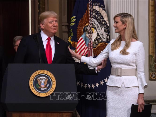 Trong ảnh: Tổng thống Mỹ Donald Trump (trái) và con gái Ivanka Trump (phải) tại cuộc họp ở Nhà Trắng, Washington, DC ngày 11/10/2018. Ảnh: AFP/TTXVN