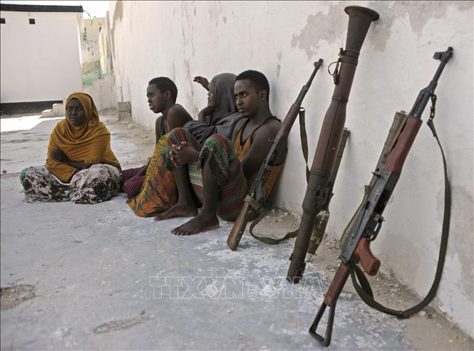 Trong ảnh (tư liệu): Các phần tử nghi là thành viên al-Shabaab có liên hệ với mạng lưới khủng bố Al Qaeda bị bắt giữ tại Mogadishu, Somalia ngày 5/5/2016. Ảnh: AFP/ TTXVN