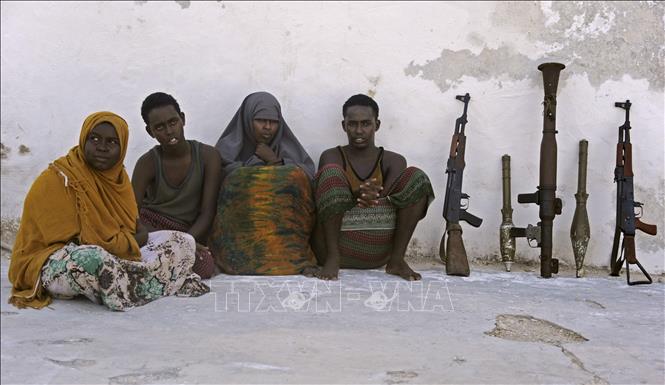 Trong ảnh (tư liệu): Các phần tử nghi là thành viên al-Shabaab có liên hệ với mạng lưới khủng bố Al Qaeda bị bắt giữ tại Mogadishu, Somalia ngày 5/5/2016. Ảnh: AFP/ TTXVN