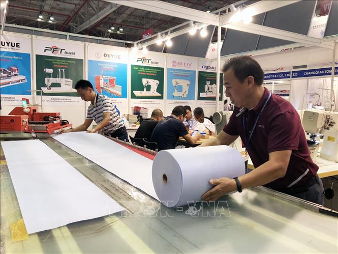 Trong ảnh: Nhiều nhà cung cấp nước ngoài giới thiệu nguyên, vật liệu mới. Ảnh: Mỹ Phương - TTXVN