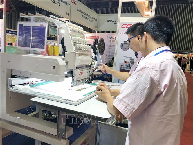 Trong ảnh: Các móc móc, thiết bị và công nghệ mới được giới thiệu tại Triển lãm. Ảnh: Mỹ Phương - TTXVN