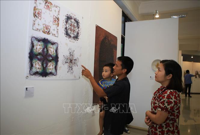 Trong ảnh: Du khách xem triển lãm. Ảnh: Hồ Cầu -TTXVN