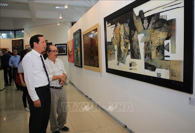 Trong ảnh: Du khách xem triển lãm. Ảnh: Hồ Cầu-TTXVN
