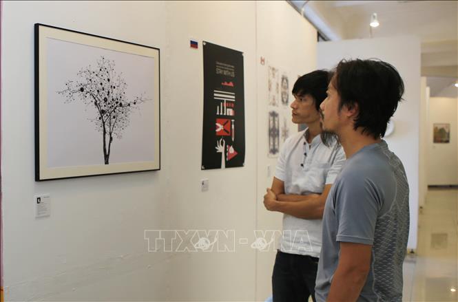 Trong ảnh: Du khách xem triển lãm. Ảnh: Hồ Cầu-TTXVN