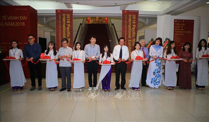 Trong ảnh: Lễ cắt băng khai mạc triển lãm. Ảnh: Hồ Cầu-TTXVN