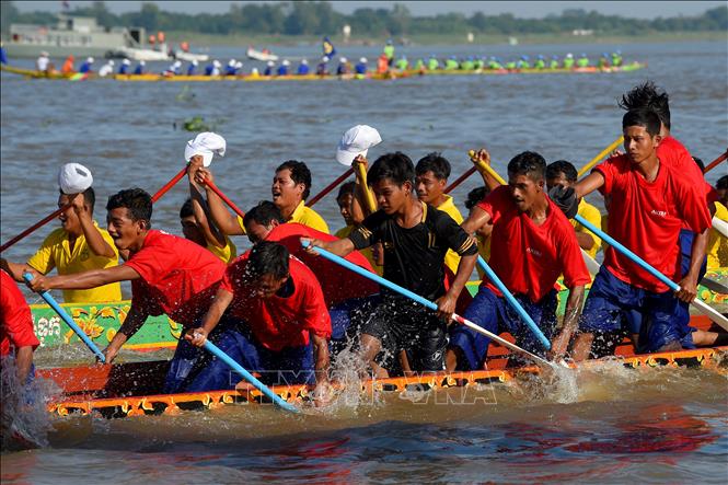 Trong ảnh: Các đội  tham gia Lễ hội Đua thuyền truyền thống Bon Om Touk ở Phnom Penh ngày 21/11. Ảnh: AFP/TTXVN