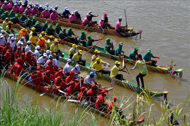 Trong ảnh: Các đội  tham gia Lễ hội Đua thuyền truyền thống Bon Om Touk ở Phnom Penh ngày 21/11. Ảnh: AFP/TTXVN