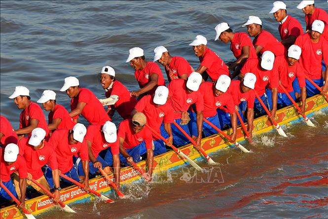 Trong ảnh: Các đội  tham gia Lễ hội Đua thuyền truyền thống Bon Om Touk ở Phnom Penh ngày 21/11. Ảnh: AFP/TTXVN
