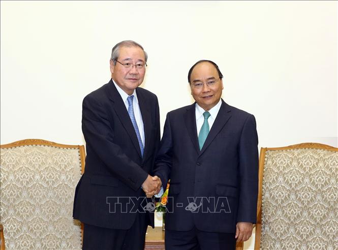 Photo: Prime Minister Nguyen Xuan Phuc (R) and President of Sumitomo Mitsui Financial Group and President of Sumitomo Mitsui Banking Corporation Koichi Miyata (L). VNA Photo: Thống Nhất