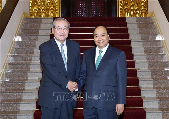 Photo: Prime Minister Nguyen Xuan Phuc (R) and President of Sumitomo Mitsui Financial Group and President of Sumitomo Mitsui Banking Corporation Koichi Miyata (L). VNA Photo: Thống Nhất