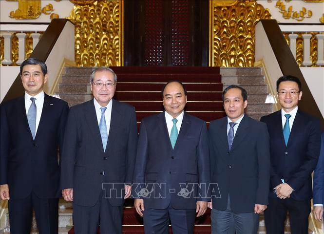 Photo: Prime Minister Nguyen Xuan Phuc (C), President of Sumitomo Mitsui Financial Group and President of Sumitomo Mitsui Banking Corporation Koichi Miyata (2nd L) and delegates pose for a group photo. VNA Photo: Thống Nhất