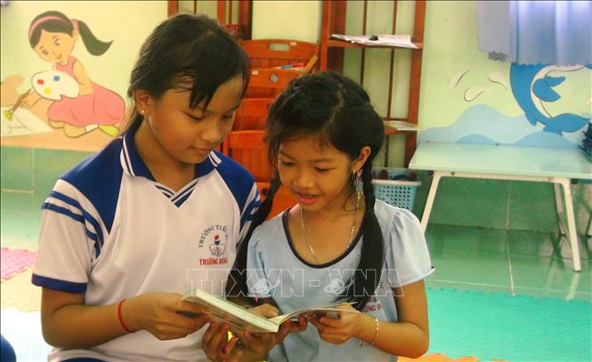 Trong ảnh: Các em học sinh Trường tiểu học Đông A (tỉnh Tây Ninh) đọc sách tại Thư viện thân thiện. Ảnh: Thanh Tân-TTXVN