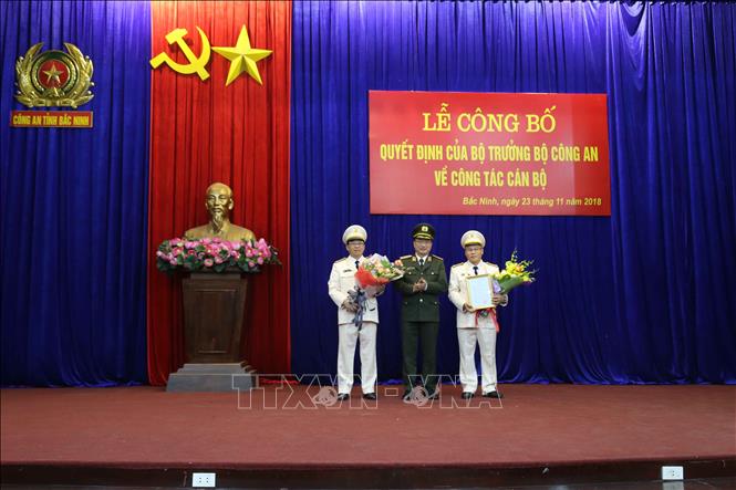 Trong ảnh: Thượng tướng Nguyễn Văn Thành, Thứ trưởng Bộ Công an trao quyết định và tặng hoa chúc mừng Đại tá Nguyễn Văn Long (bên phải) và Đại tá Phạm Hồng Sơn (bên trái). Ảnh: Thái Hùng - TTXVN