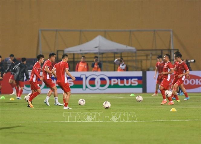 Trong ảnh: Các cầu thủ Việt Nam khởi động trước trận đấu. Ảnh: Trọng Đạt - TTXVN