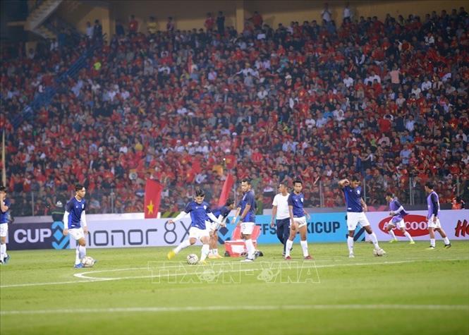 Trong ảnh: Các cầu thủ Campuchia khởi động trước trận đấu. Ảnh: Trọng Đạt - TTXVN