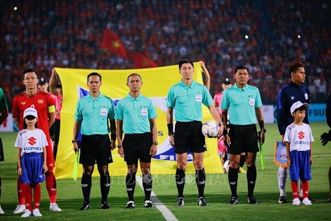 Trong ảnh: Tổ trọng tài điều khiển trận đấu. Ảnh: Trọng Đạt - TTXVN