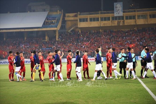 Trong ảnh: Cầu thủ hai đội chào nhau trước trận đấu. Ảnh: Trọng Đạt - TTXVN