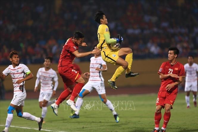 Trong ảnh: Pha áp sát của Quế Ngọc Hải (số 3) gây khó khăn cho thủ thành Um Vichet của Campuchia. Ảnh: Trọng Đạt - TTXVN