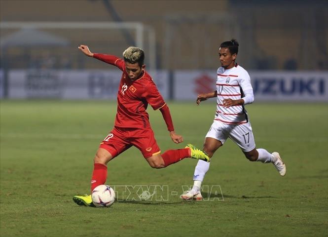 Trong ảnh: Pha đi bóng của hậu vệ trái Hồng Duy (số 12). Ảnh: Trọng Đạt - TTXVN