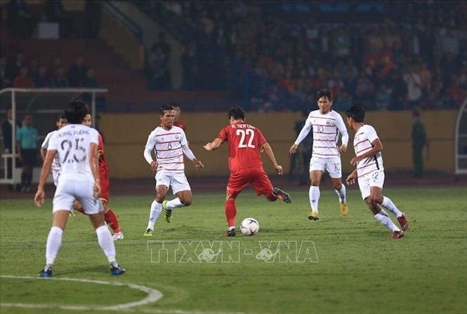 Trong ảnh: Các hậu vệ đội tuyển Campuchia chơi tập trung, gây khó khăn cho các học trò HLV Park Sang Heo. Ảnh: Trọng Đạt - TTXVN