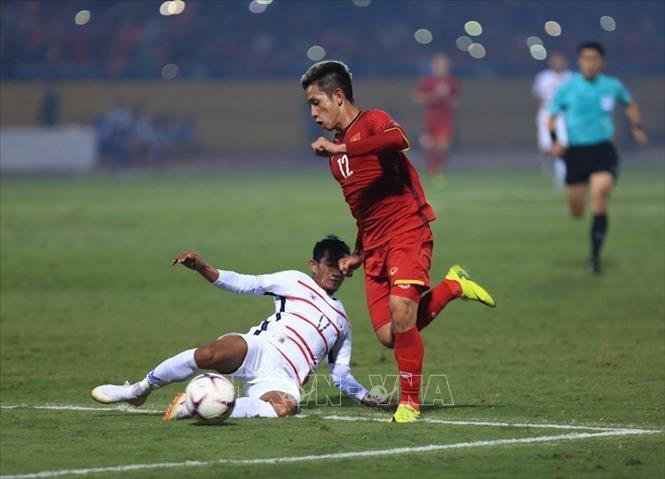 Trong ảnh: Pha dốc bóng của hậu vệ trái Hồng Duy (số 12). Ảnh: Trọng Đạt - TTXVN