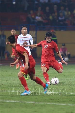 Trong ảnh: Bàn thắng mở tỷ số tuyệt đẹp bằng đánh đầu của Tiến Linh (số 22) ở phút 39 đã giúp đội chủ nhà khai thông thế bế tắc ở những phút đầu. Ảnh: Trọng Đạt - TTXVN