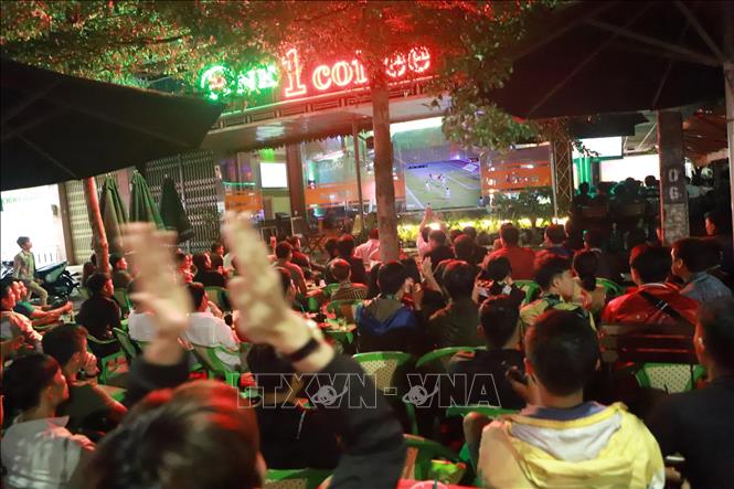 Trong ảnh: Người hâm mộ bóng đá tại thành phố Pleiku vui mừng khi đội tuyển bóng đá Việt Nam ghi bàn vào lưới đội tuyển Campuchia. Ảnh: Hoàng Hùng -TTXVN