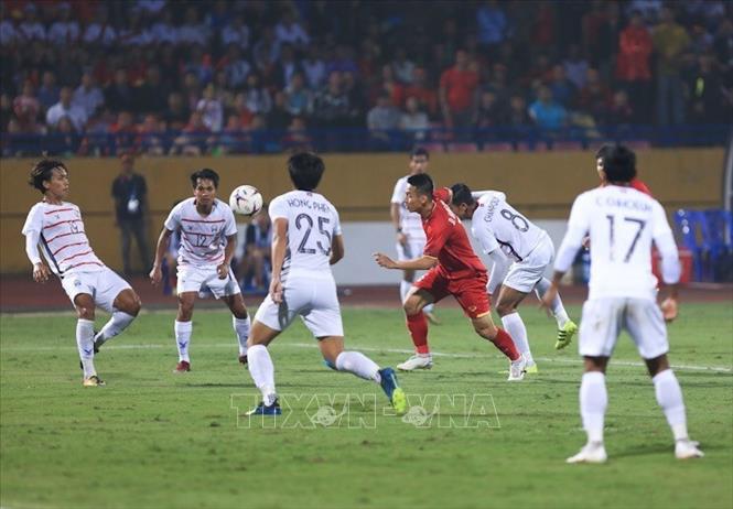 Trong ảnh: Tiền vệ Đỗ Hùng Dũng giữa sự bủa vây của hàng phòng ngự Campuchia. Ảnh: Trọng Đạt - TTXVN