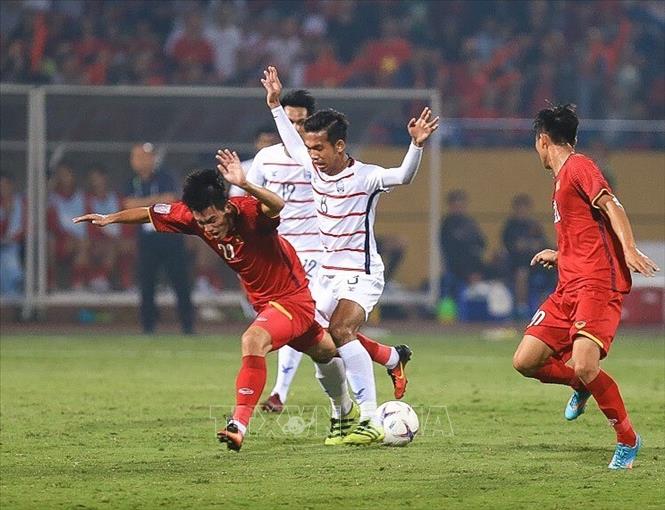 Trong ảnh: Tiền đạo Phan Văn Đức (20) bị hậu vệ đối phương phạm lỗi. Ảnh: Trọng Đạt - TTXVN