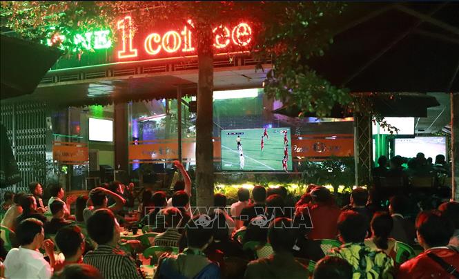 Trong ảnh: Người hâm mộ bóng đá tại thành phố Pleiku tiếc nuối trước một pha bóng của cầu thủ Việt Nam trước khung thành đội tuyển Campuchia. Ảnh: Hoàng Hùng -TTXVN
