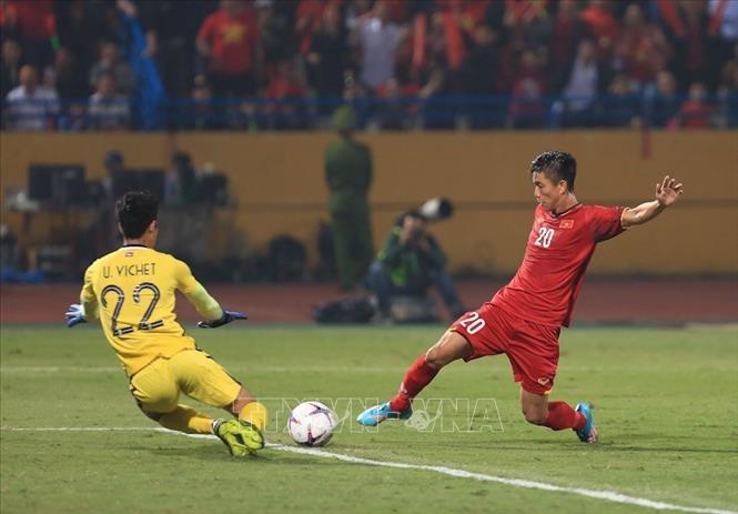 Trong ảnh: Pha dứt điểm không thành công của tiền đạo Phan Văn Đức (20). Ảnh: Trọng Đạt - TTXVN