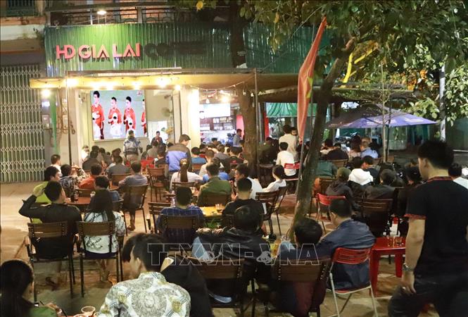 Trong ảnh: Tại các quán cà phê ở thành phố Pleiku (Gia Lai), rất đông người hâm mộ cổ cho đội tuyển bóng đá Việt Nam khi gặp Campuchia. Ảnh: Hoàng Hùng -TTXVN