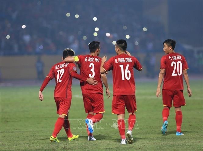 Trong ảnh: Sau những phút đầu có phần bế tắc, đội tuyển Việt Nam đã áp đặt lối chơi lên đối thủ yếu hơn. Ảnh: Trọng Đạt - TTXVN
