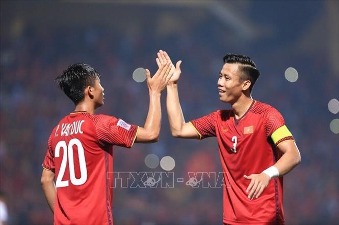 Trong ảnh: Đội trưởng Quế Ngọc Hải (số 3) chia vui với tiền đạo Phan Văn Đức (số 20) sau bàn thắng nâng tỷ số lên 3-0 ở phút 61. Ảnh: Trọng Đạt - TTXVN