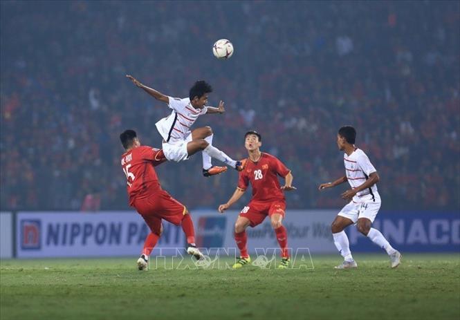 Trong ảnh: Pha tranh bóng trên không giữa cầu thủ hai đội. Ảnh: Trọng Đạt - TTXVN