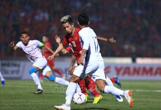 Trong ảnh: Dù không ghi bàn nhưng Hồng Duy (số 12) có một trận đấu thành công với vô số pha tấn công, đặc biệt là pha trả bóng để Quang Hải nâng tỷ số lên 2-0 ở phút 41. Ảnh: Trọng Đạt - TTXVN