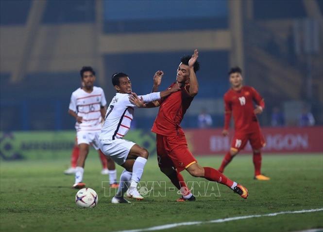 Trong ảnh: Hậu vệ trái Chhin Chhoeun (số 17) buộc phải phạm lỗi trước sự cơ động của tiền đạo Tiến Linh (22). Ảnh: Trọng Đạt - TTXVN