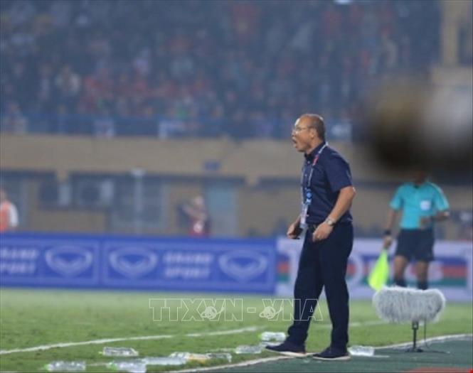 Trong ảnh: HLV Park Hang-seo thường xuyên nhắc nhở các học trò thi đấu tập trung. Ảnh: Trọng Đạt - TTXVN