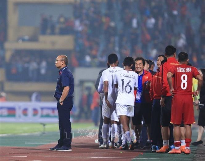 Trong ảnh: Phía trước của HLV Park Hang-seo sẽ là những trận đấu bán kết lượt đi và về. Ông sẽ phải có những toan tính về đấu pháp cũng như nhân sự hợp lý để đưa đội tuyển Việt Nam chạm tới vinh quang. Ảnh: Trọng Đạt - TTXVN