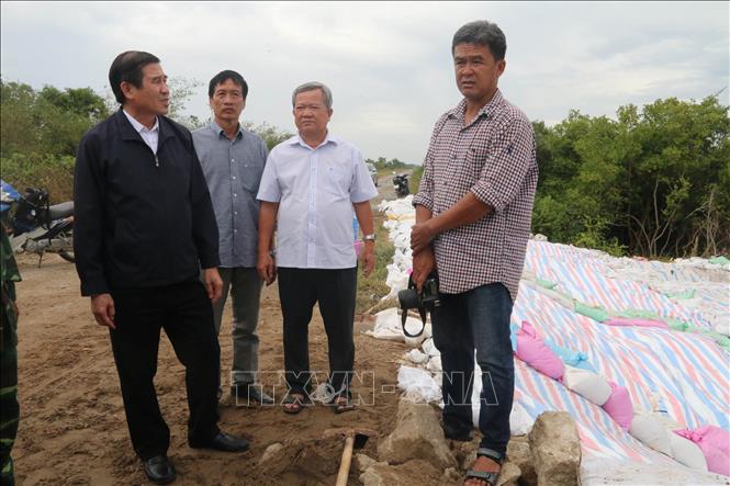 Trong ảnh: Ông Lê Văn Hưởng, Chủ tịch UBND tỉnh Tiền Giang chỉ đạo tại hiện trường gia cố đê biển xung yếu. Ảnh: Minh Trí-TTXVN 